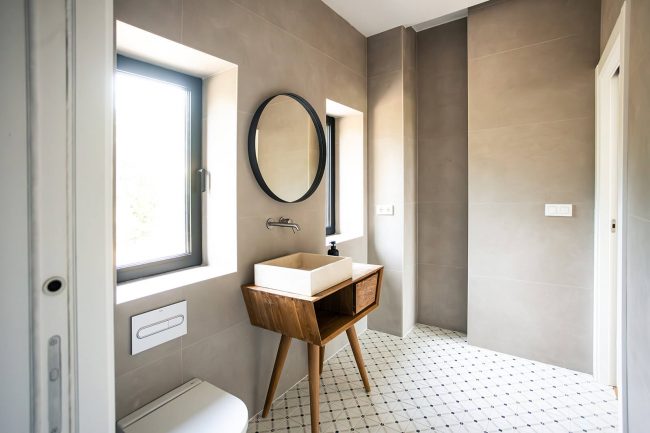 Diseño baño moderno con lavabo sobre encimera, en casa de Somió, Gijón. Dolmen Arquitectos