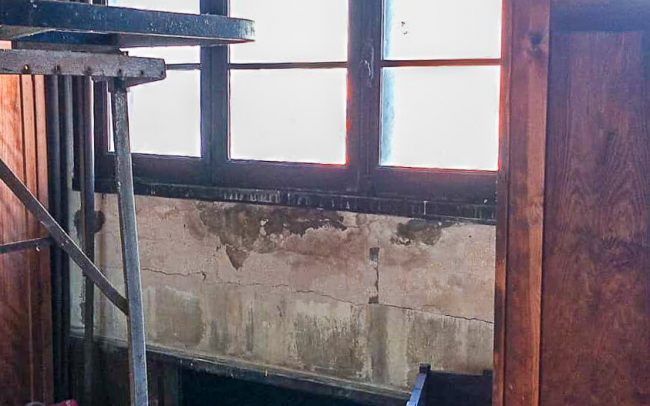 dormitorio antiguo suelo hidraulico cama forja Dolmen