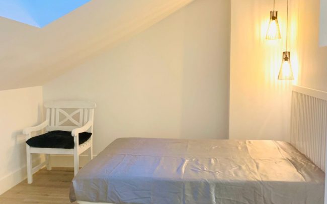 Dormitorio bajocubierta reformado, de vivienda en calle Cataluña de Gijón