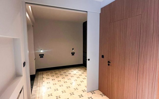 dormitorio baño camuflado piso reformado byDolmen