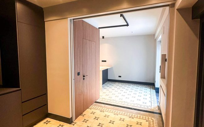 dormitorio reformado piso Oviedo suelo vintage byDolmen