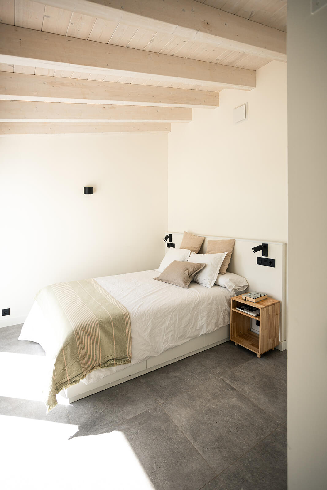 dormitorio villa rehabiltada Asturias Dolmen Arquitectos