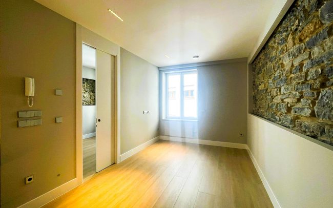 dormitorio vivienda reforma integral pared piedra, Dolmen Arquitectos