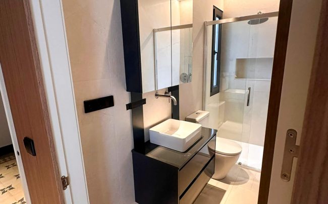 ducha sanitario lavabo piso reformado Asturias Dolmen Arquitectos