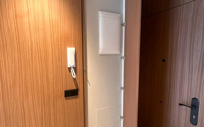 entrada piso reformado paneles camuflaje byDolmen