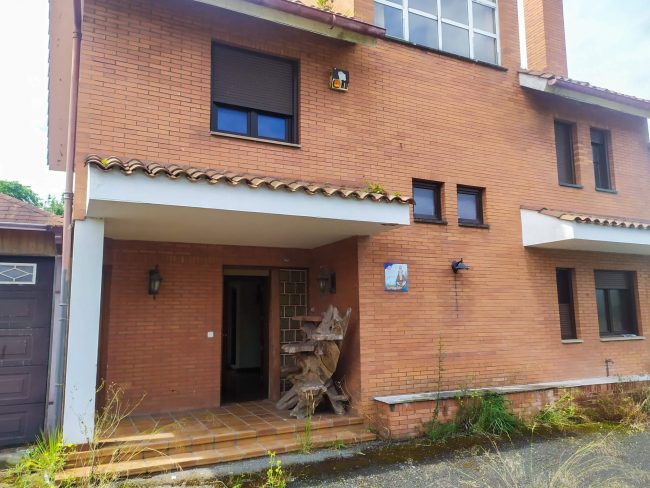 Entrada vivienda unifamiliar sin reformar