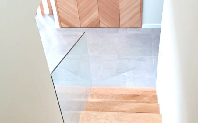 escalera barandilla cristal armario madera Dolmen