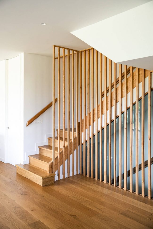 escalera barandilla listones madera vivienda unifamiliar Dolmen Arquitectos