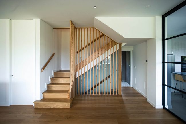 escalera listones madera diseño vivienda unifamiliar Dolmen Arquitectos