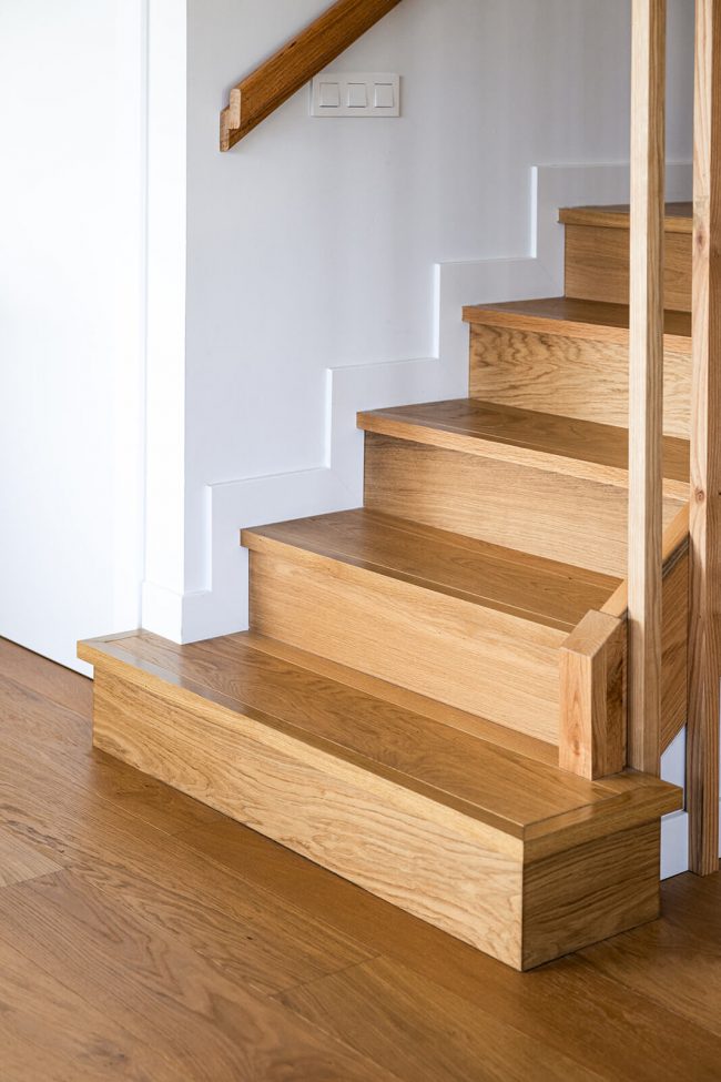 escalera madera casa aislada moderna unifamiliar Somió Dolmen Arquitectos