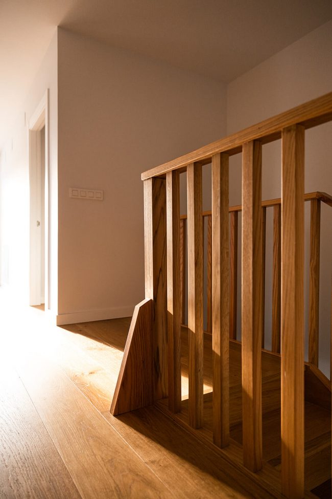 escalera madera vivienda unifamiliar camino jazmines Dolmen Arquitectos