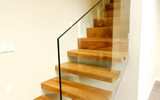 escaleras madera cristal vivienda unifamiliar Somió Dolmen Arquitectos