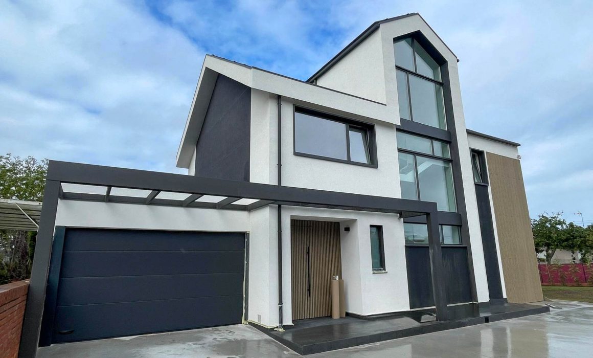 fachada acristalada vivienda unifamiliar reformada por Dolmen Arquitectos