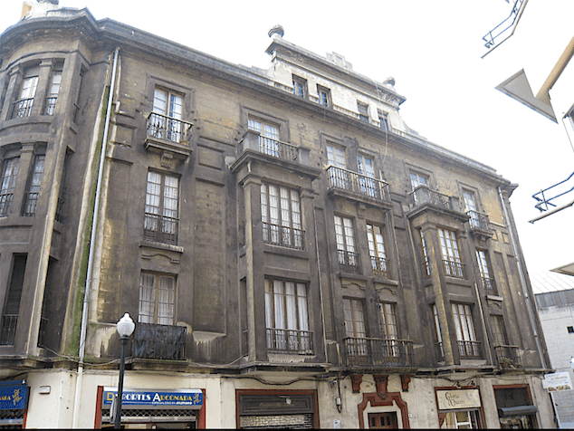 Fachada edificio protegido antes de rehabilitación y limpieza, en Calle Instituto de Gijón.