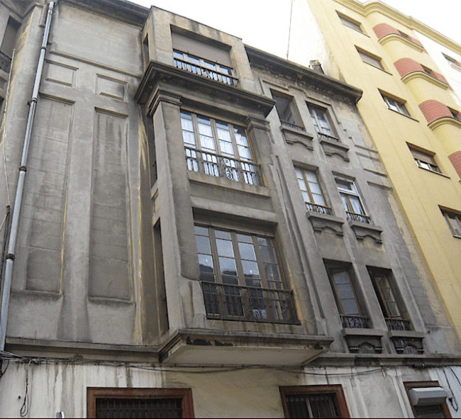 Fachada edificio protegido antes de rehabilitación y limpieza, en Gijón.