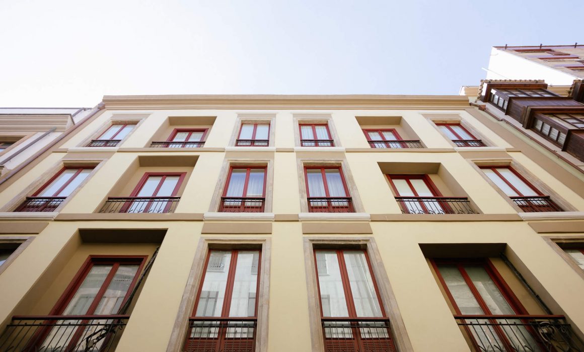 Restauración de fachada de edificio en calle del Agua, Gijón.