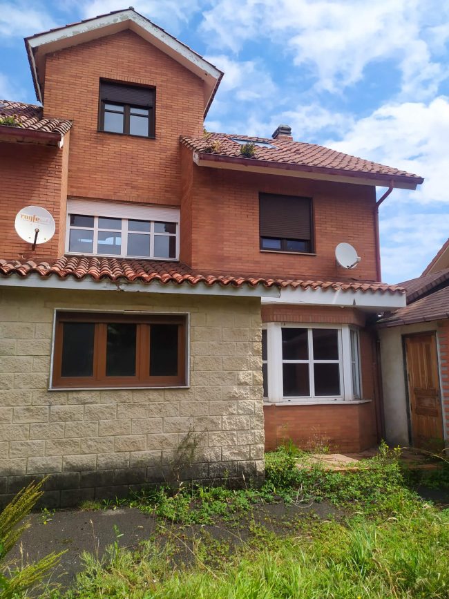 Fachada exterior de casa sin reformar en Asturias