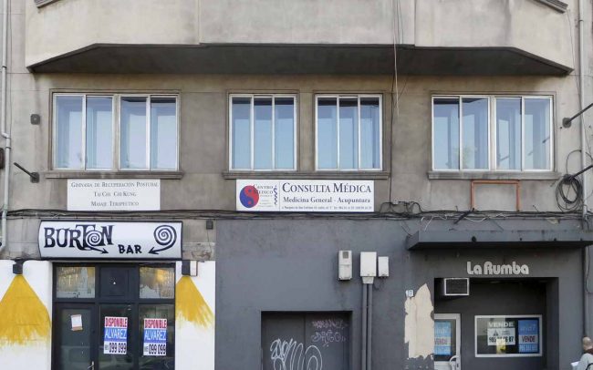 Fachada de local comercial antes de la transformación en vivienda turística accesible