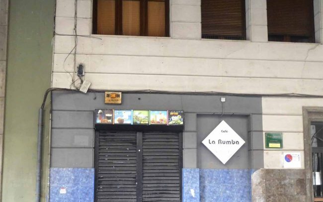 Fachada de local comercial antes de la transformación en VUT