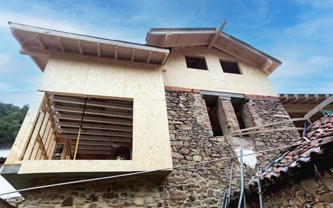 fachadas cubierta madera casa Asturias byDolmen