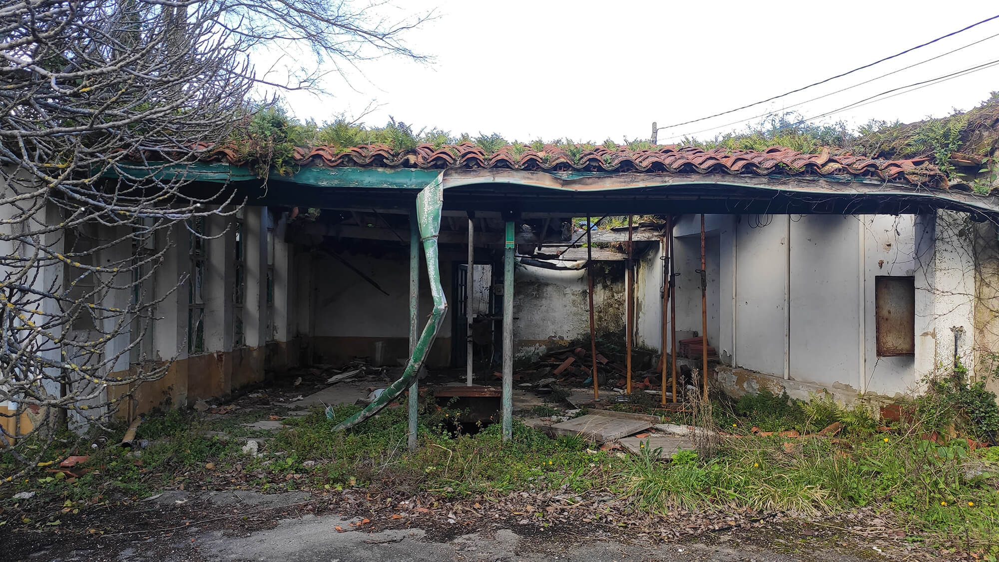 Foso sin rehabilitar en taller de amortiguadores Villa Delfina, Gijón