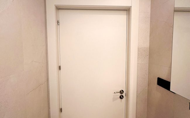 interior puerta baño camuflado piso reformado Dolmen Arquitectos