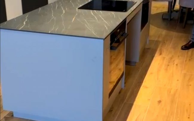 Isla elevable en cocina accesible para una vivienda de uso turístico, diseño de Dolmen Arquitectos.