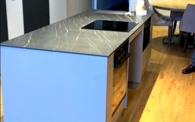 Isla elevada en cocina accesible para una vivienda de uso turístico, diseño de Dolmen Arquitectos.