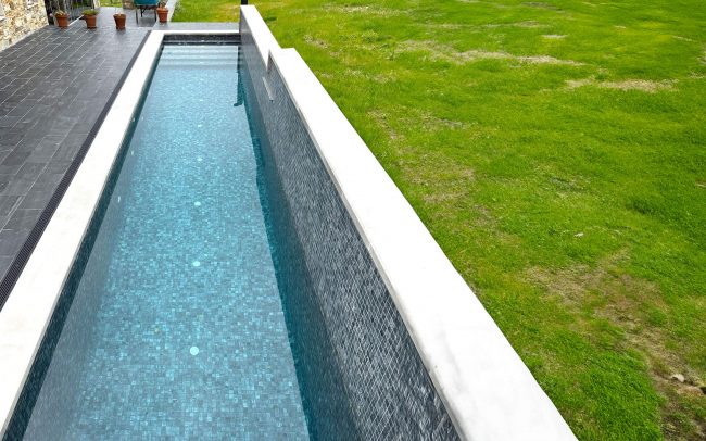 Lámina de agua en jardín de vivienda unifamiliar, diseñada por Dolmen Arquitectos.