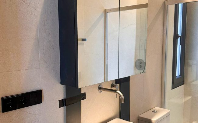 lavabo espejo baño reformado piso Oviedo byDolmen