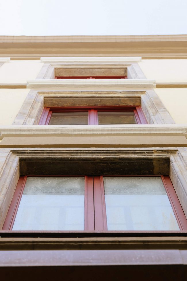 Detalle de ventana y cornisa restaurada en edificio de Gijón.