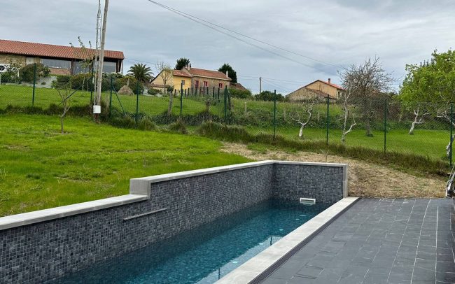 Piscina moderna para casa en Asturias.