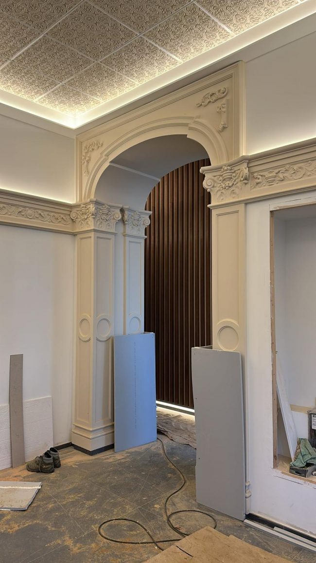 molduras-techo-y-paredes-salon-principal-vivienda-palacete-vista-alegre