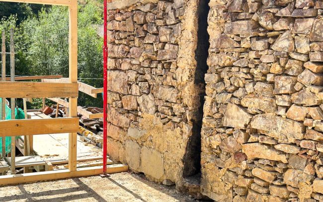 muro mampostería recrecido madera Somiedo Dolmen Arquitectos