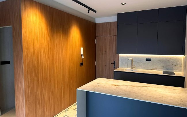 panel madera baño oculto piso reformado byDolmen