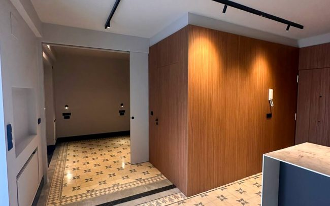 paneles madera camuflaje baño entrada dormitorio byDolmen