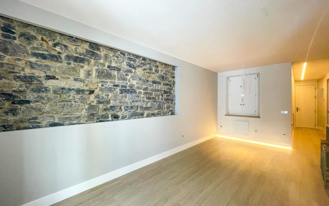 pared pasillo piso reformado Gijón proyecto de Dolmen Arquitectos