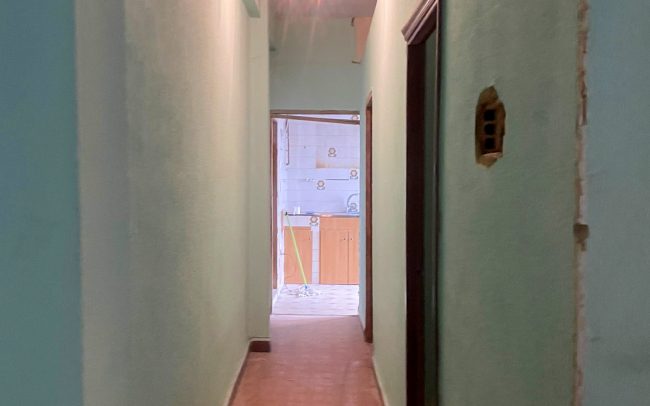 Pasillo antes de la reforma de la vivienda de la calle Cataluña en Gijón