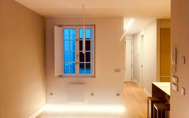 Pasillo y cocina de piso reformado en calle Santa Doradla de Gijón, proyecto de Dolmen Arquitectos