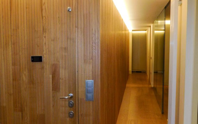 pasillo entrada madera piso reformado Oviedo_byDolmen