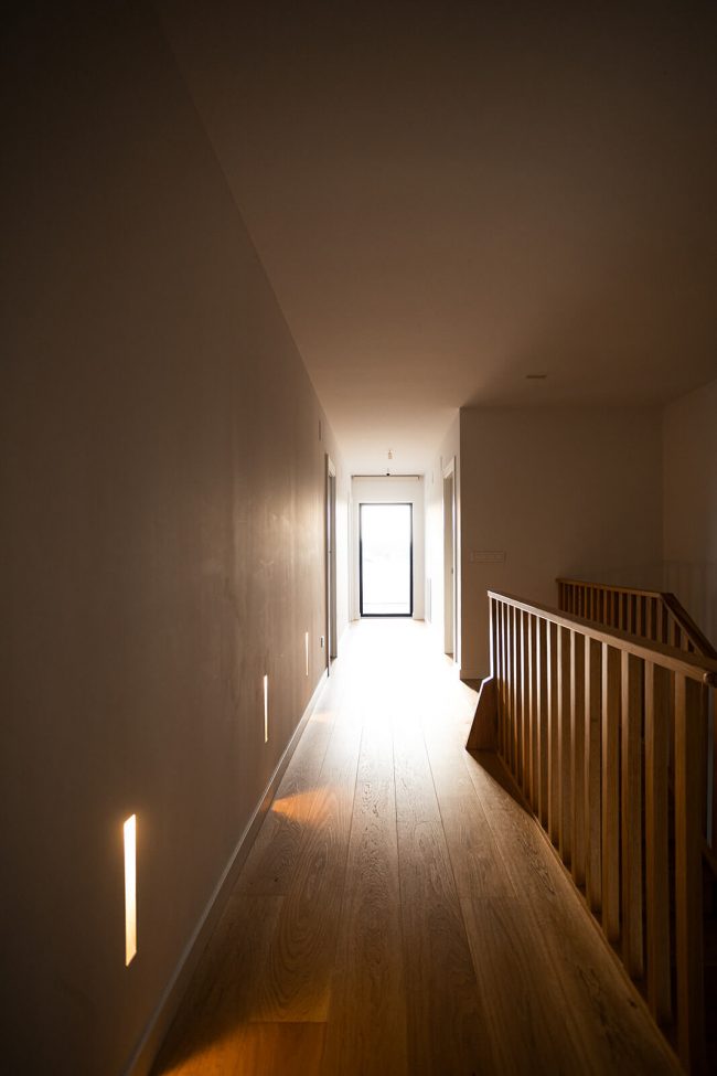 pasillo madera vivienda unifamiliar iluminación arquitectónica