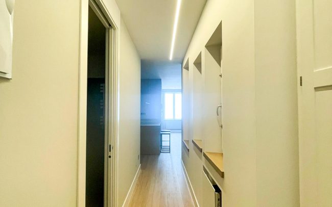 Pasillo vivienda reformada Gijón, Asturias byDolmen