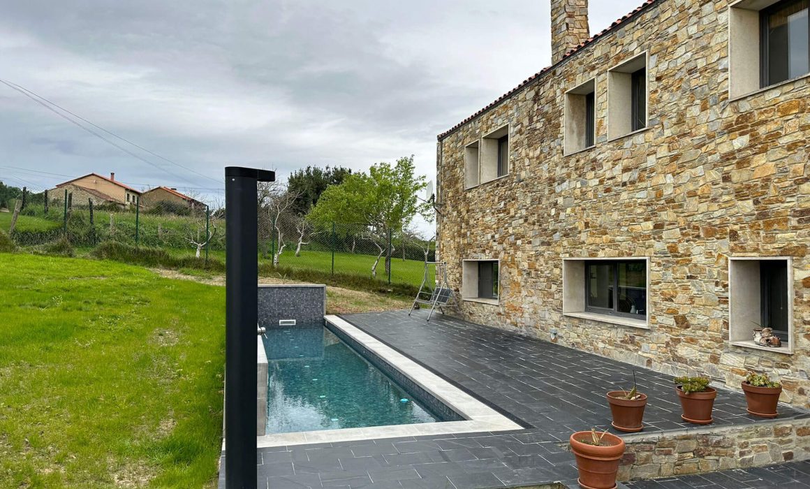 Piscina diseñada por Dolmen Arquitectos para vivienda unifamiliar existente en Villaviciosa.
