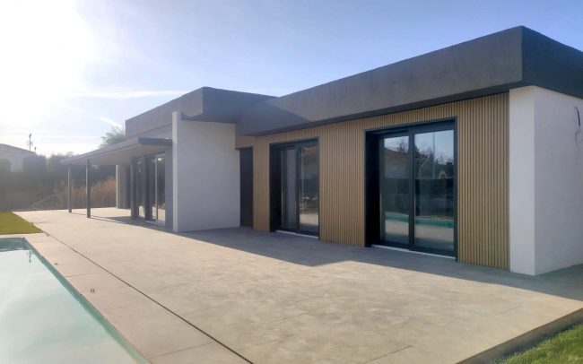 Casa unifamiliar con porche y piscina, Valjunco_ Dolmen Arquitectos