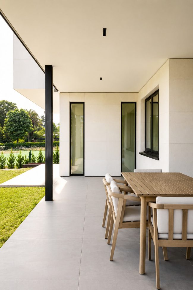 porche exterior moderno vivienda unifamiliar Asturias by Dolmen