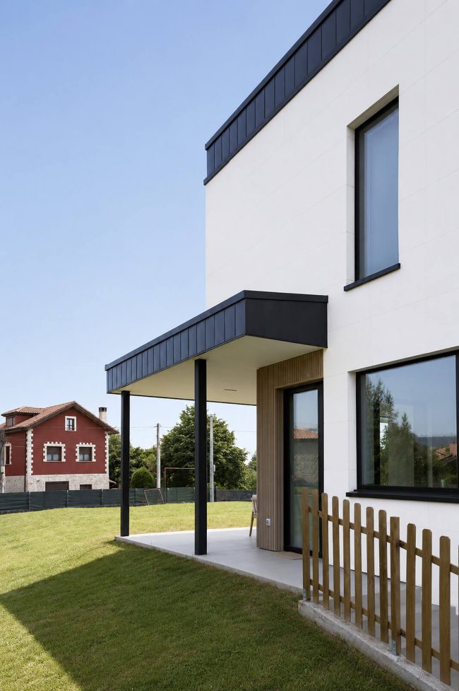 porche jardin casa aislada contemporanea Gijón Dolmen Arquitectos