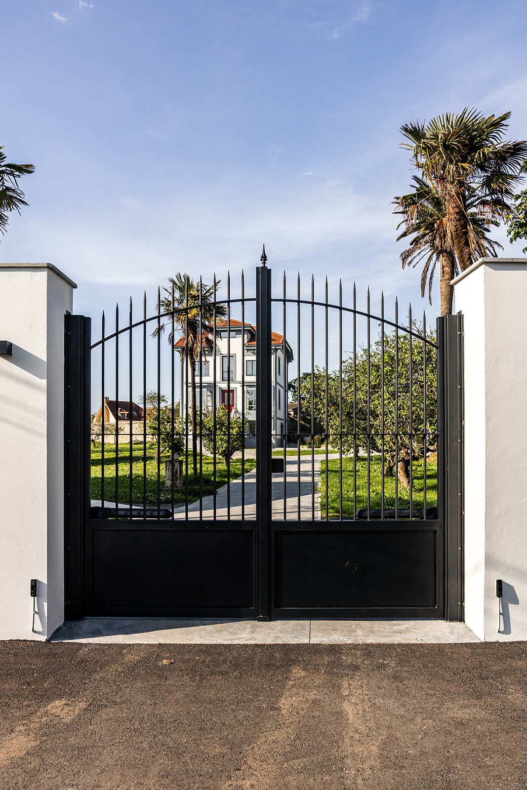 portón acceso Villa Delfina rehabilitada byDolmen