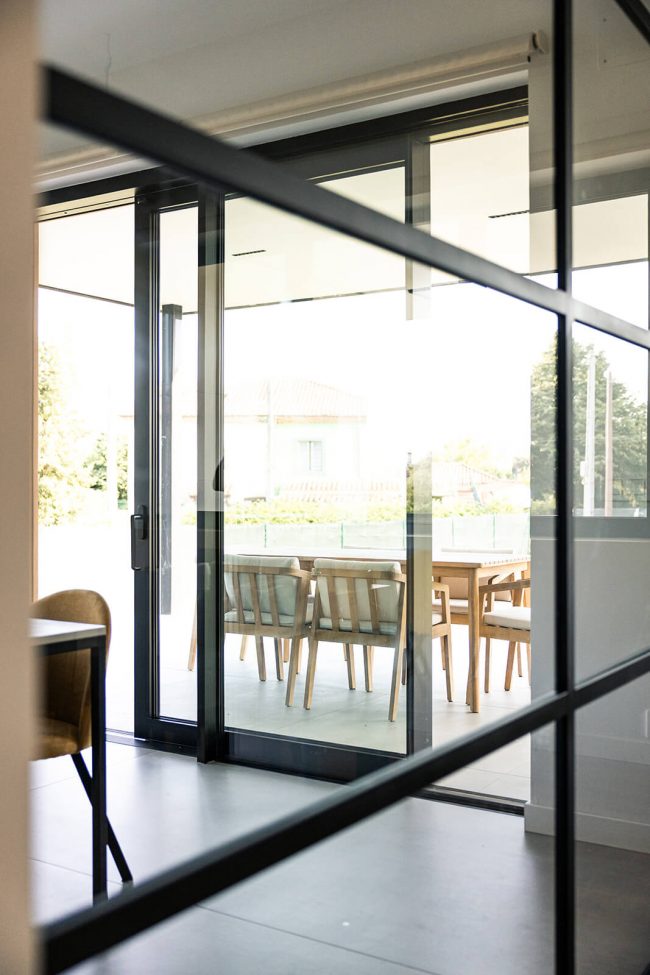 puerta cocina cristal salon porche iluminacion natural casa Asturias Dolmen
