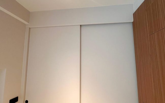 puerta corredera piso reformado Asturias byDolmen