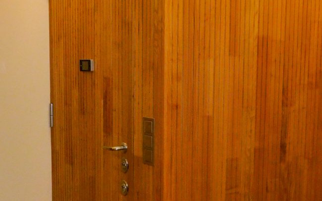 puerta entrada vivienda reformada Oviedo_Dolmen Arquitectos